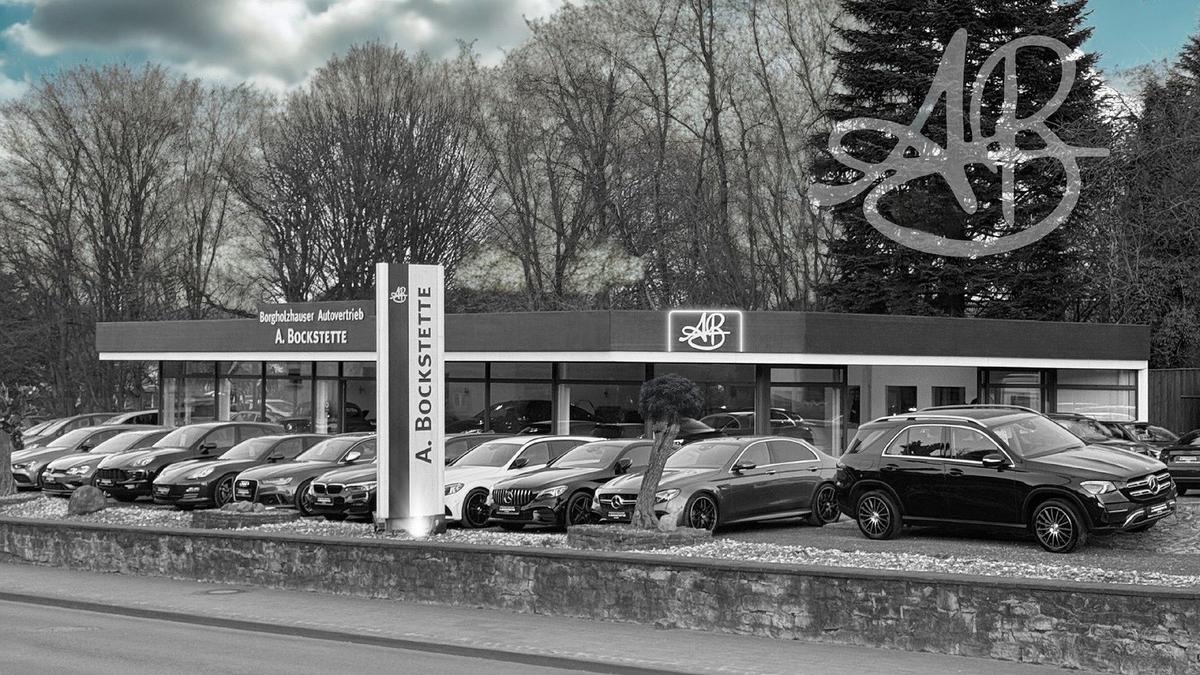 Außenansicht Autohaus Bockstette in in Graustufen mit blau coloriertem Himmel