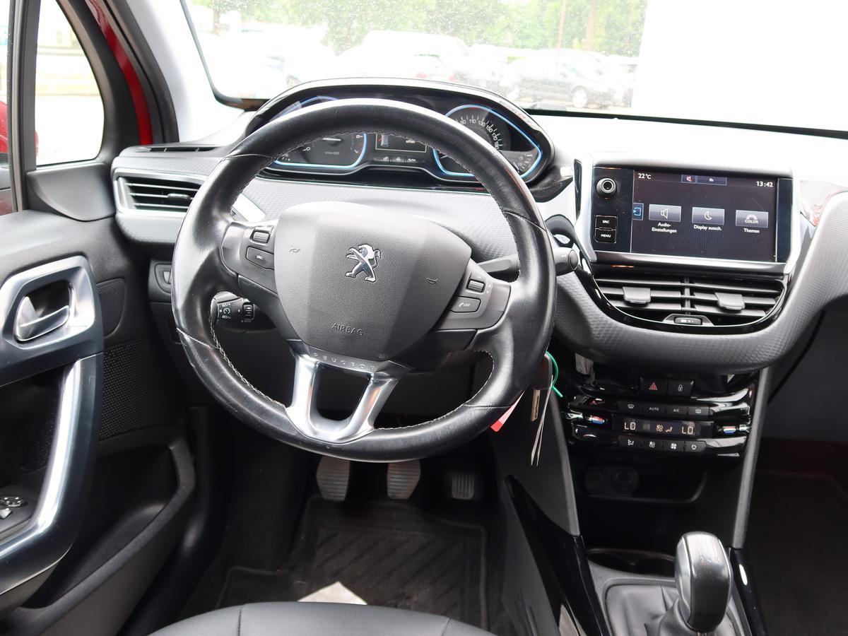 Peugeot 2008 1.2 PureTech 110 Allure*AHK*ALLWETTERREIFEN*SHZ*