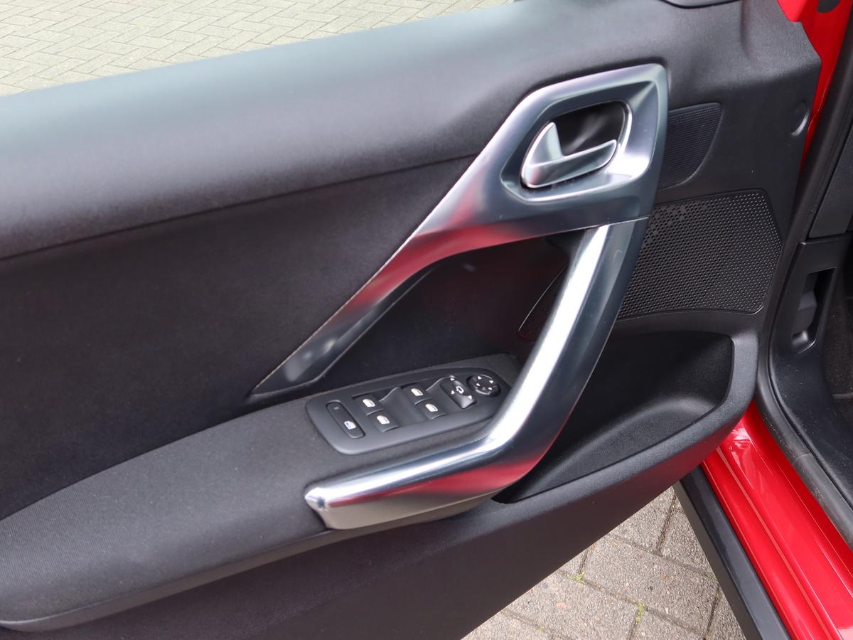 Peugeot 2008 1.2 PureTech 110 Allure*AHK*ALLWETTERREIFEN*SHZ*