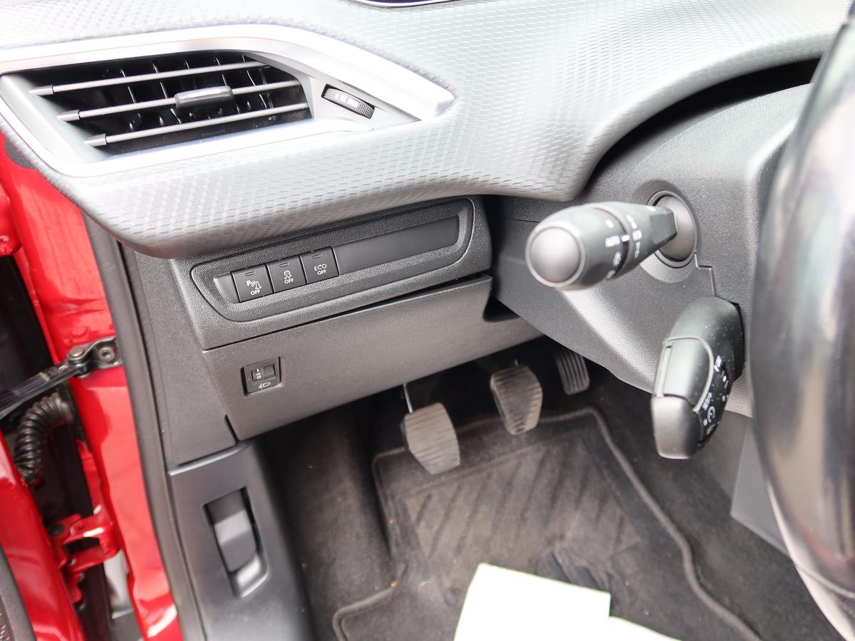 Peugeot 2008 1.2 PureTech 110 Allure*AHK*ALLWETTERREIFEN*SHZ*