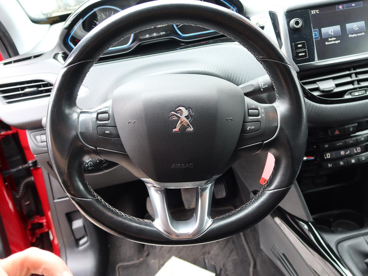 Peugeot 2008 1.2 PureTech 110 Allure*AHK*ALLWETTERREIFEN*SHZ*