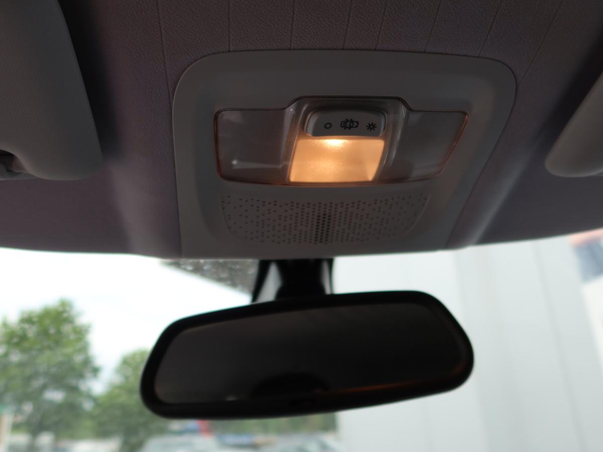 Peugeot 2008 1.2 PureTech 110 Allure*AHK*ALLWETTERREIFEN*SHZ*