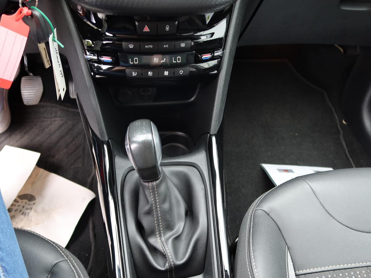 Peugeot 2008 1.2 PureTech 110 Allure*AHK*ALLWETTERREIFEN*SHZ*