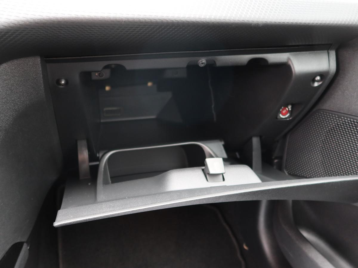 Peugeot 2008 1.2 PureTech 110 Allure*AHK*ALLWETTERREIFEN*SHZ*