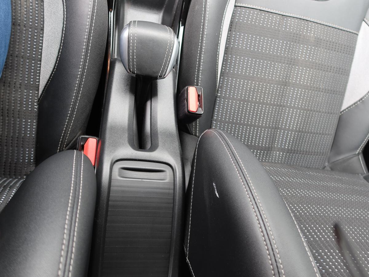 Peugeot 2008 1.2 PureTech 110 Allure*AHK*ALLWETTERREIFEN*SHZ*