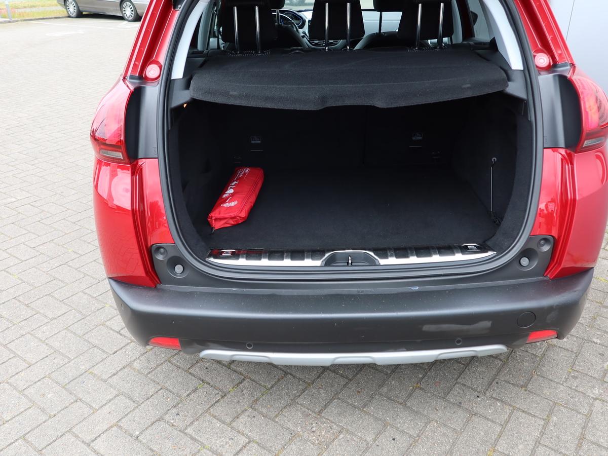 Peugeot 2008 1.2 PureTech 110 Allure*AHK*ALLWETTERREIFEN*SHZ*