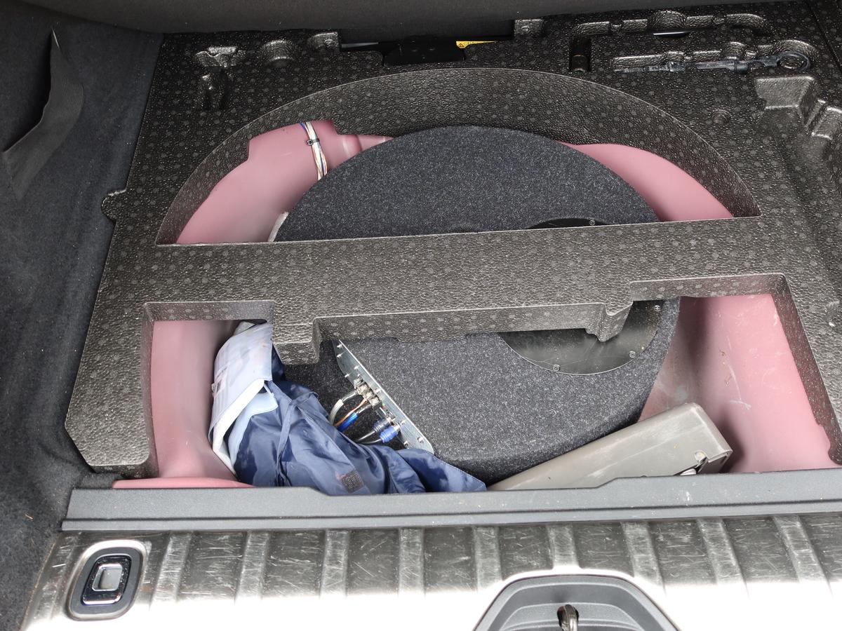 Peugeot 2008 1.2 PureTech 110 Allure*AHK*ALLWETTERREIFEN*SHZ*