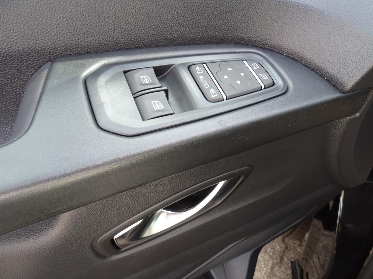 Nissan Primastar 2.8 dCi 170 L1H1 Tekna Kombi Automatik 8Sitzer 