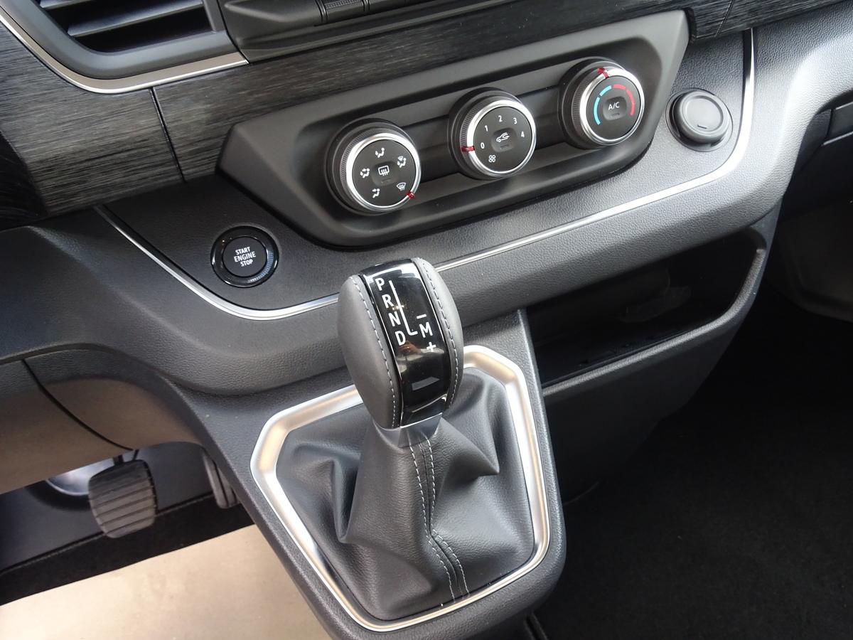 Nissan Primastar 2.8 dCi 170 L1H1 Tekna Kombi Automatik 8Sitzer 