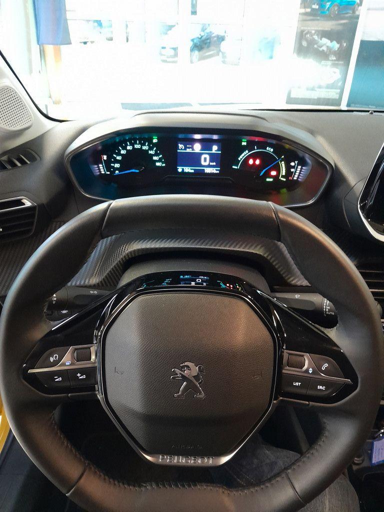 Peugeot 208 -e Active Pack 136++SHZ++RFK++EPH hinten