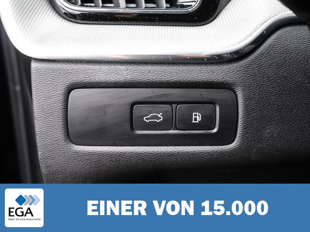 Volvo XC60 Plus Black Edition Recharge Plug-In Hybrid AWD T8 Twin Engine EU6d AD Stand