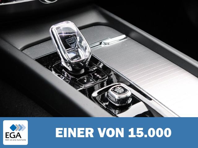 Volvo XC60 Plus Black Edition Recharge Plug-In Hybrid AWD T8 Twin Engine EU6d AD Stand