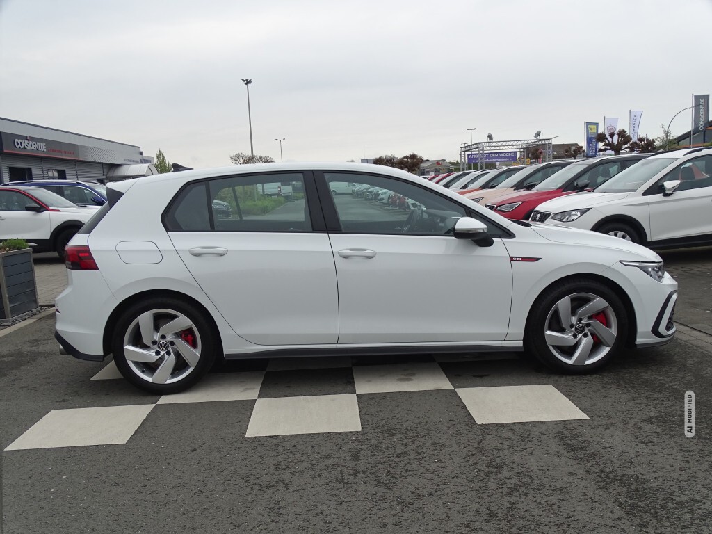 Volkswagen Golf VIII GTI*LED*NAVI*DSG*CAR PLAY*SHZG*PDC*DAB