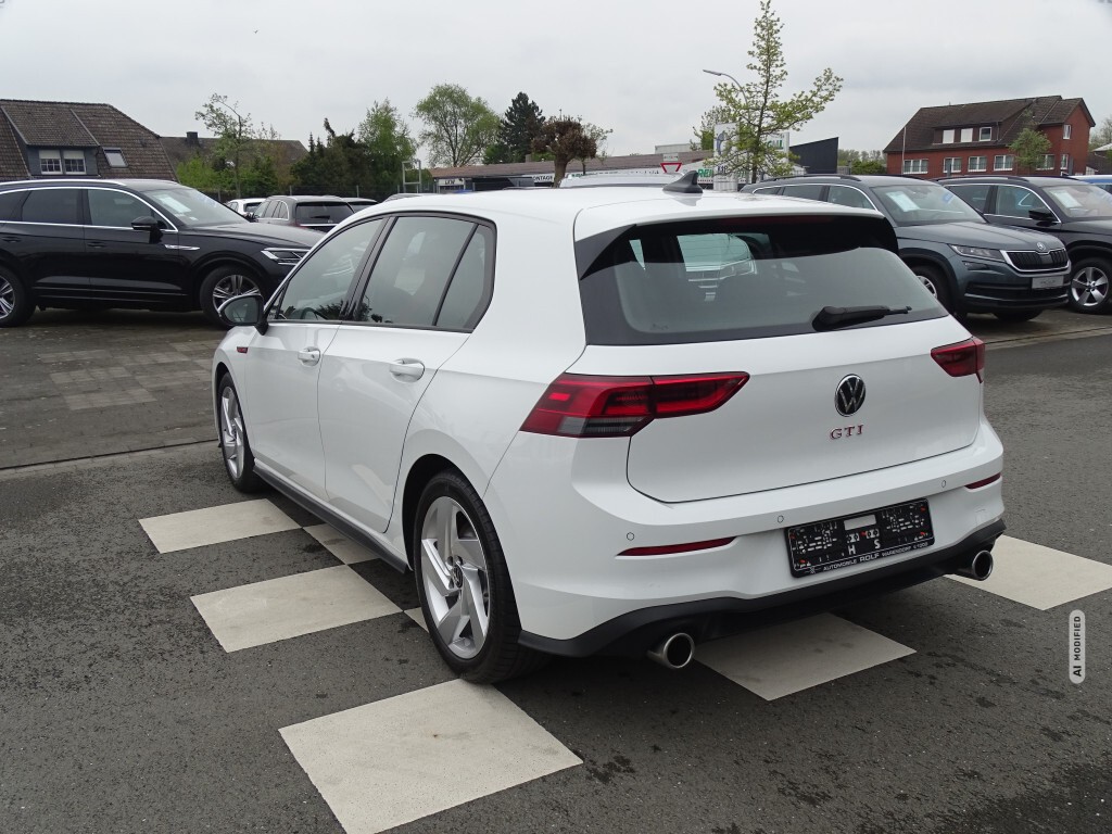 Volkswagen Golf VIII GTI*LED*NAVI*DSG*CAR PLAY*SHZG*PDC*DAB