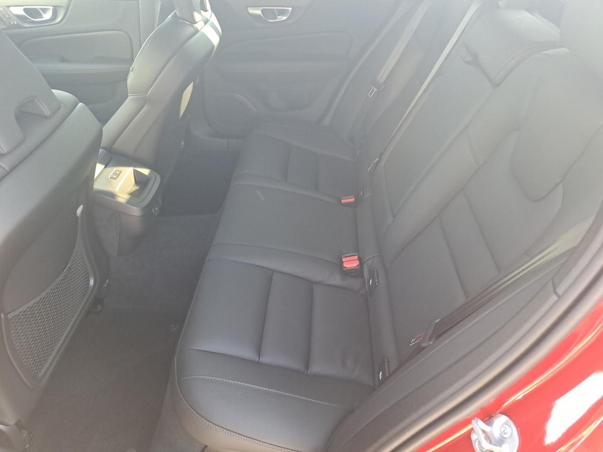 Volvo V60 B4 (Diesel) Plus Dark*PANORAMA-DACH*HARMAN/KARDON*R-CAM*