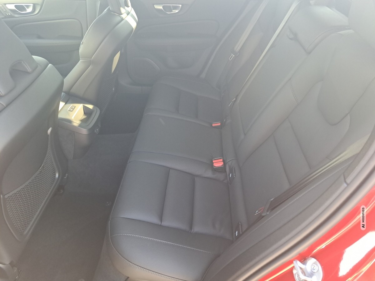 Volvo V60 B4 (Diesel) Plus Dark*PANORAMA-DACH*HARMAN/KARDON*R-CAM*