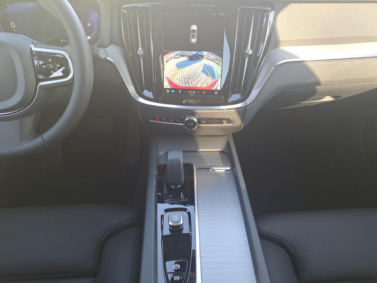 Volvo V60 B4 (Diesel) Plus Dark*PANORAMA-DACH*HARMAN/KARDON*R-CAM*