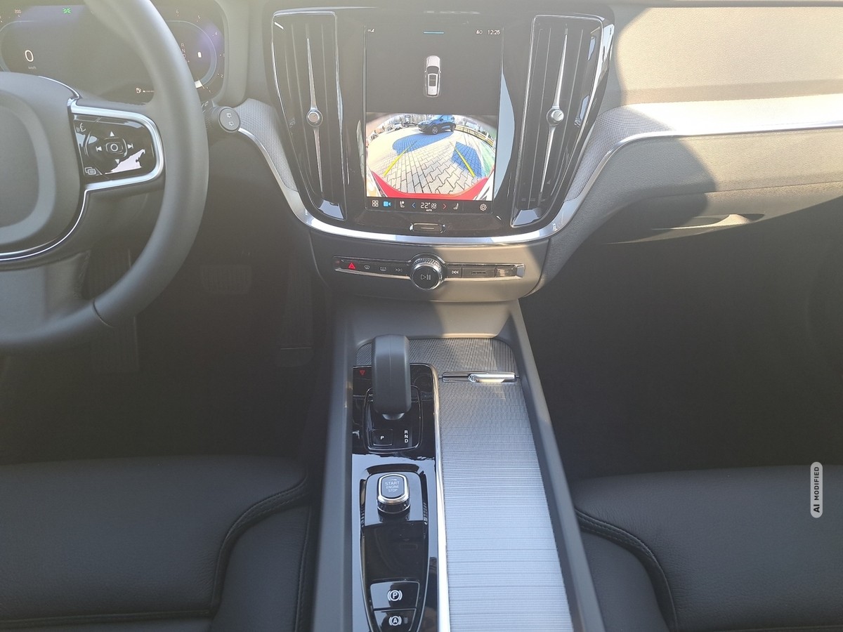 Volvo V60 B4 (Diesel) Plus Dark*PANORAMA-DACH*HARMAN/KARDON*R-CAM*