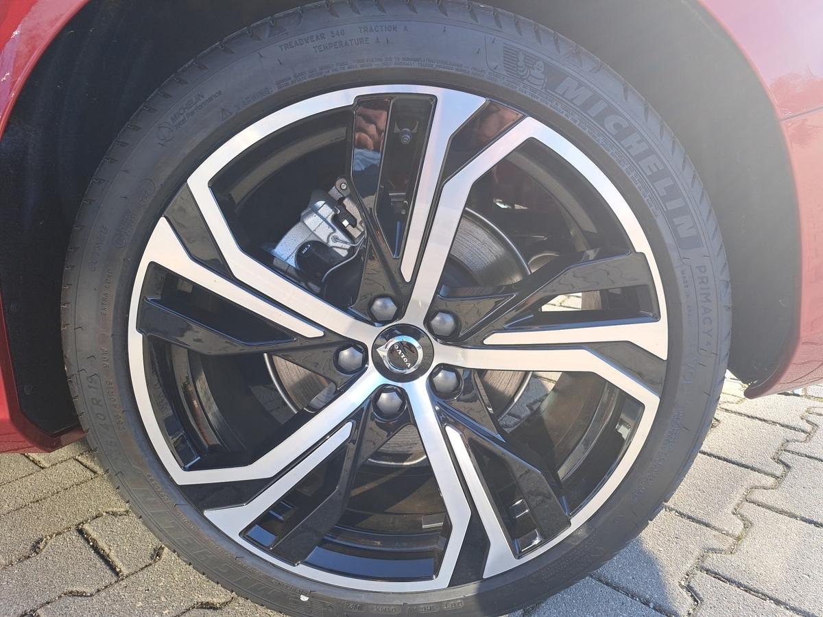 Volvo V60 B4 (Diesel) Plus Dark*PANORAMA-DACH*HARMAN/KARDON*R-CAM*