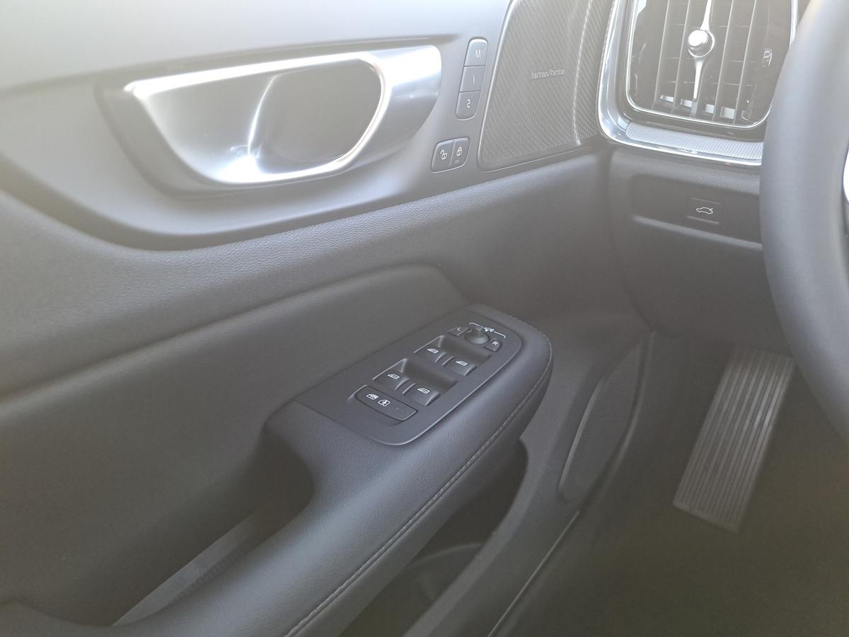 Volvo V60 B4 (Diesel) Plus Dark*PANORAMA-DACH*HARMAN/KARDON*R-CAM*