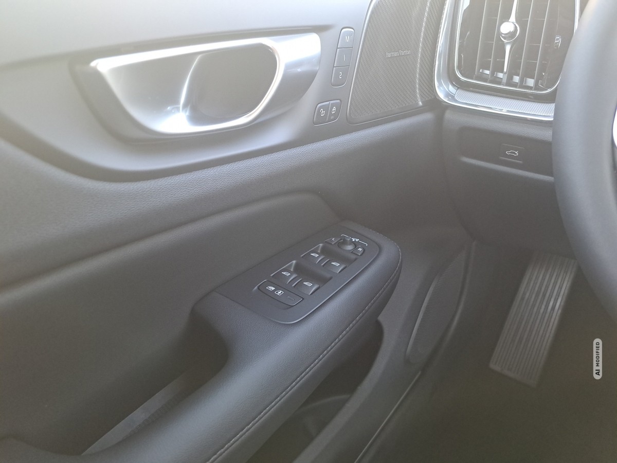 Volvo V60 B4 (Diesel) Plus Dark*PANORAMA-DACH*HARMAN/KARDON*R-CAM*