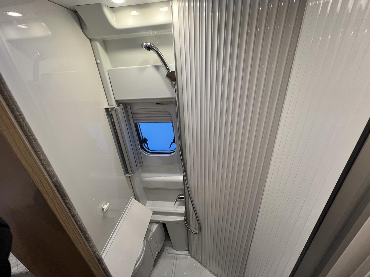 Malibu Van Two Rooms 640 LE RB GT Skyview+180PS+Dieselheizung