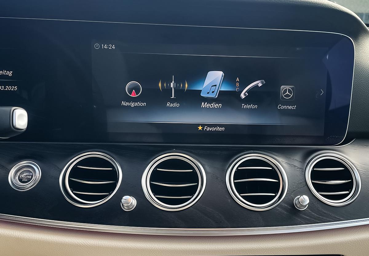 Mercedes-Benz E 400 d AMG Line 4Matic WIDE PANO SHZ PDC RFK