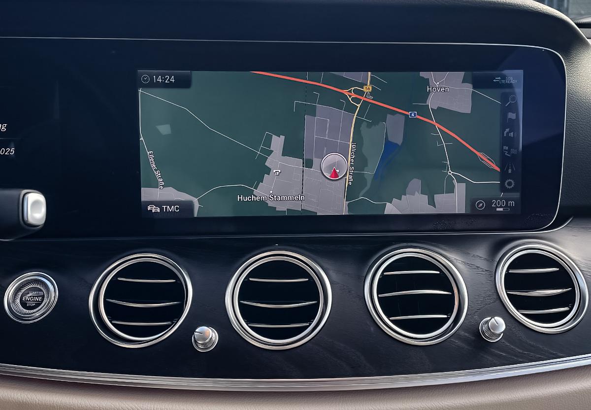 Mercedes-Benz E 400 d AMG Line 4Matic WIDE PANO SHZ PDC RFK