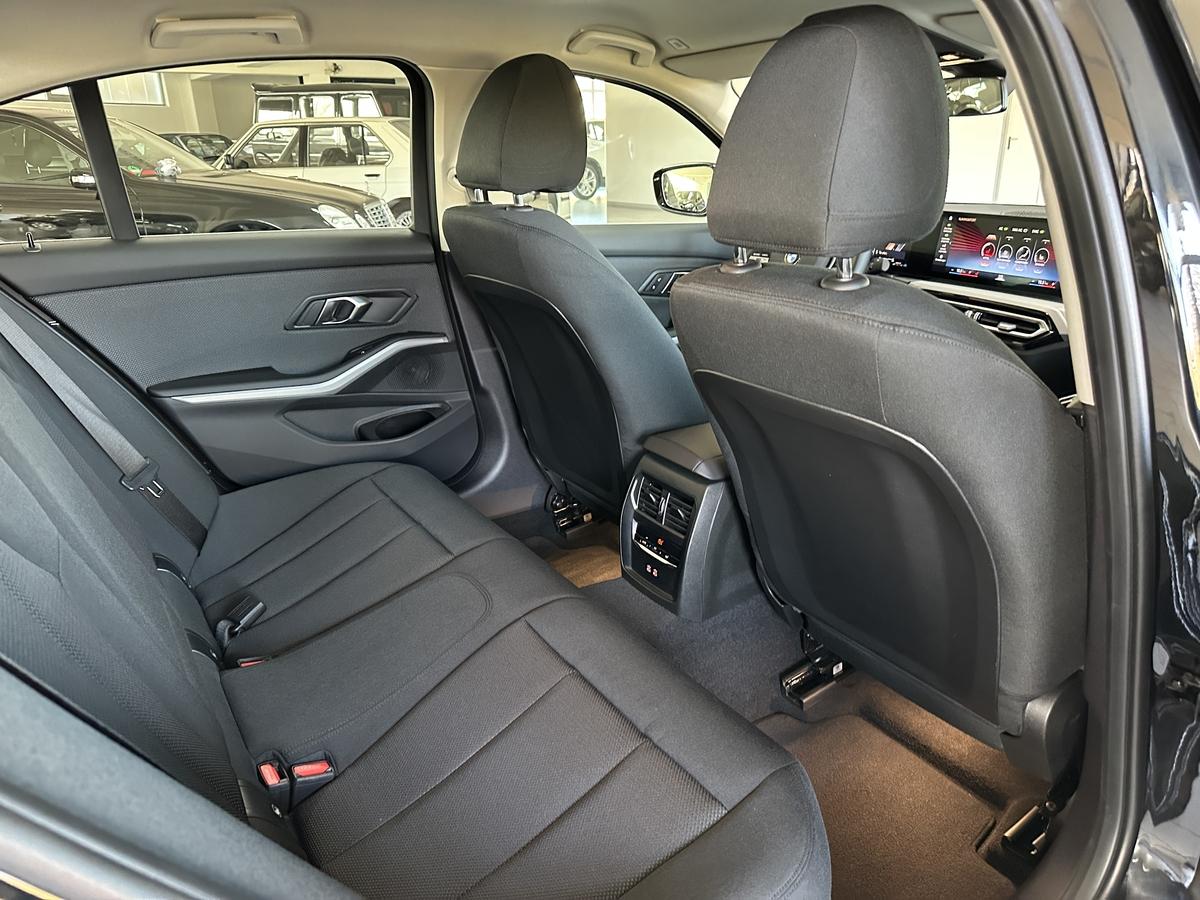 BMW 320i Limousine Standheizung LED el Sitze  PDC 