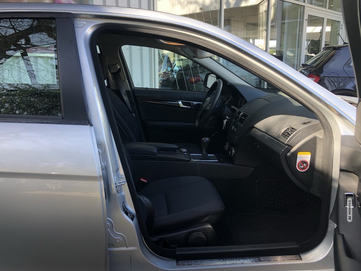 Mercedes-Benz C 180 NUR EXPORT GEPFLEGT*NAVI*KLIMAAUT*PTS VO*HI*SHZ 