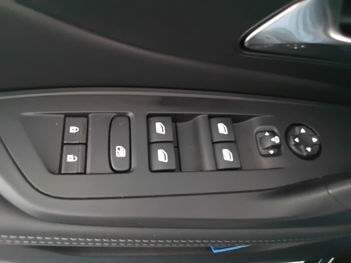 Peugeot 408 PureTech 130 EAT8 Allure Pack