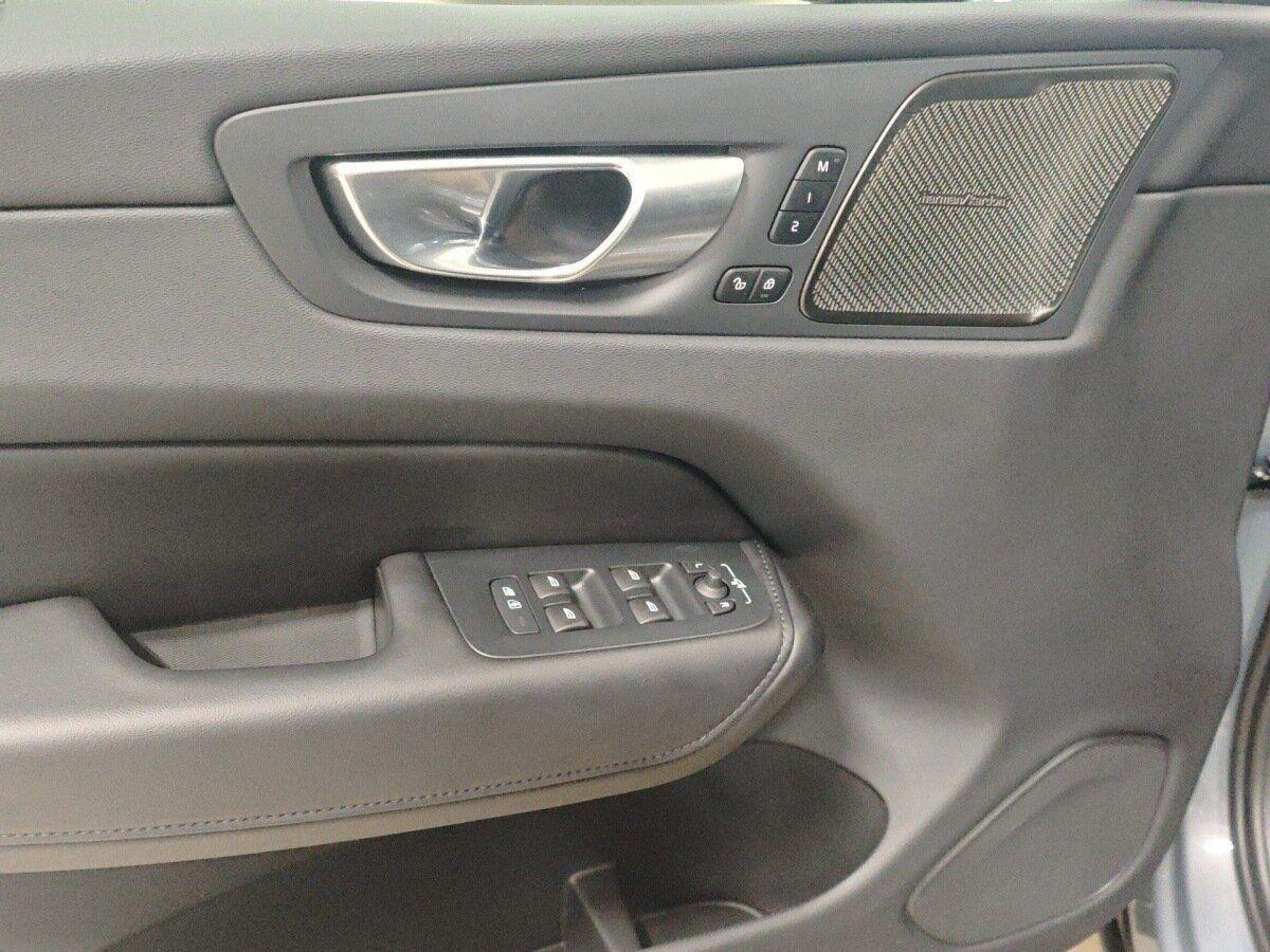 Volvo XC60 B4 Plus Dark AHK+RFK+NAVI+MEMORY-SITZ+LENKRAD-HZ