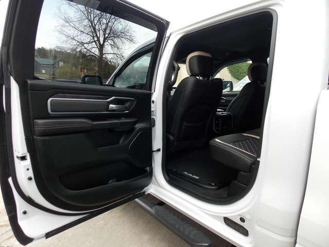 Dodge RAM 1500 BIGHORN 5.7 HEMI 4x4 LED LEDER NAVI