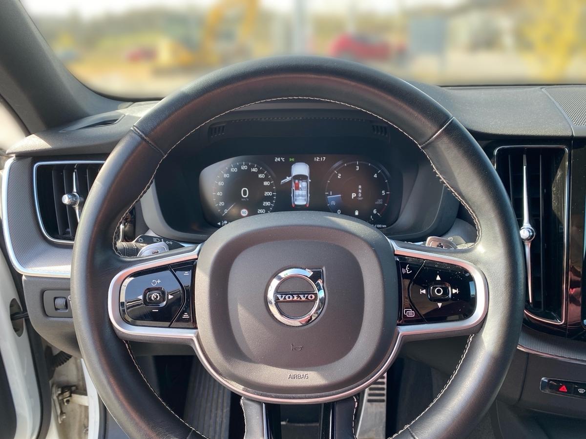 Volvo XC60 B4 AWD R Design AHK Standheizung IntelliSafe Pro