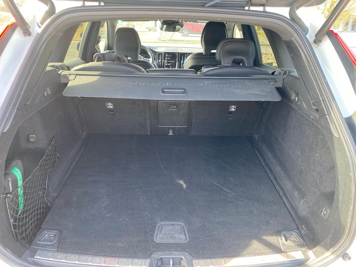 Volvo XC60 B4 AWD R Design AHK Standheizung IntelliSafe Pro