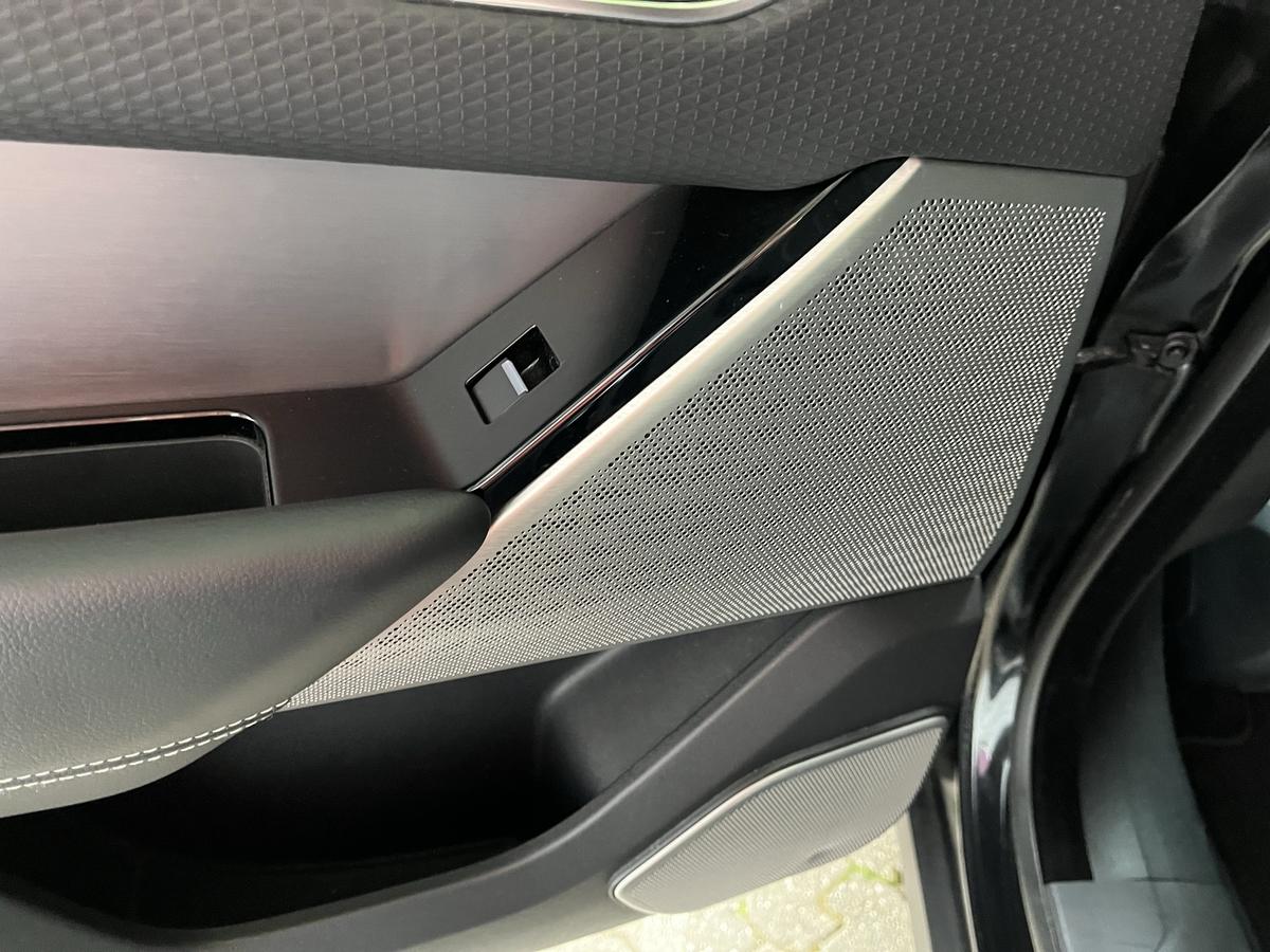 Land Rover Range Rover Velar 2.0 R-DYNAMIC P300*1H*LEDER*PANOR*CAM*SHZ 