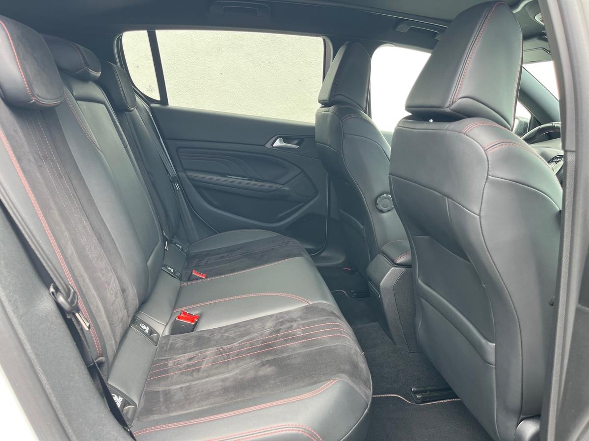 Peugeot 308 1.6  225 GT 6d-TEMP NAVI LEDER LED PANO AHK ABNEHMB