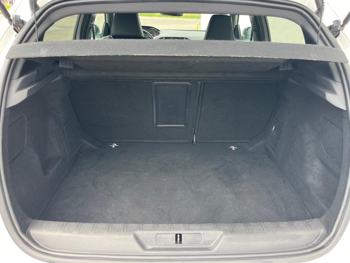Peugeot 308 1.6  225 GT 6d-TEMP NAVI LEDER LED PANO AHK ABNEHMB