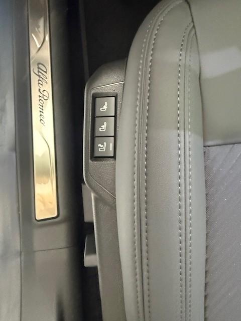 Alfa Romeo Junior Junior 1.2 VGT Mild Hybrid Speciale Sitzh. el.Heckkl.