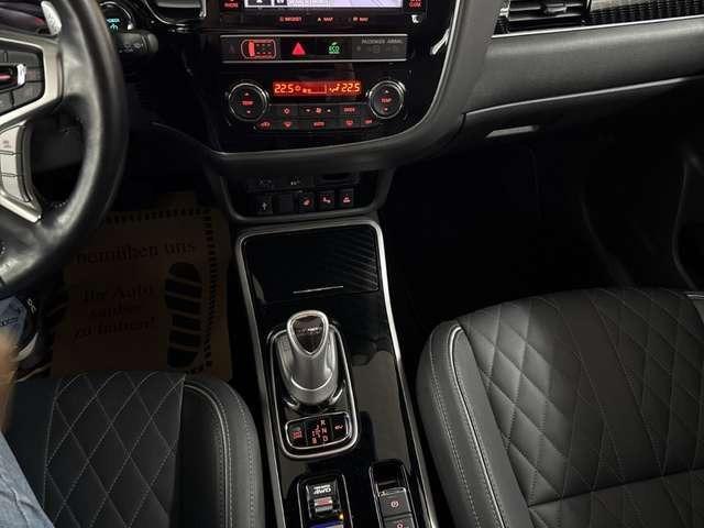 Mitsubishi Outlander 2.4 Plug-in Hybrid 4WD TOP LEDER LED