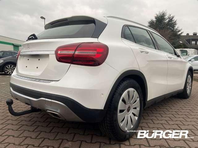 Mercedes-Benz GLA 180 AHK El. Panodach Navi Leder SHZ LED Ambientebeleuc