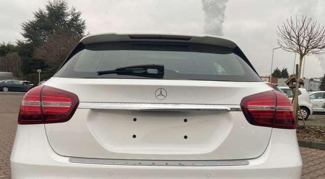 Mercedes-Benz GLA 180 AHK El. Panodach Navi Leder SHZ LED Ambientebeleuc