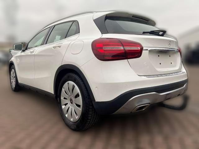 Mercedes-Benz GLA 180 AHK El. Panodach Navi Leder SHZ LED Ambientebeleuc