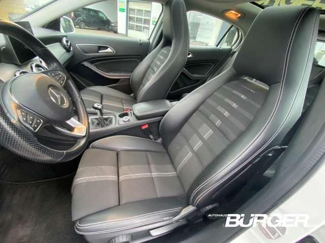 Mercedes-Benz GLA 180 AHK El. Panodach Navi Leder SHZ LED Ambientebeleuc