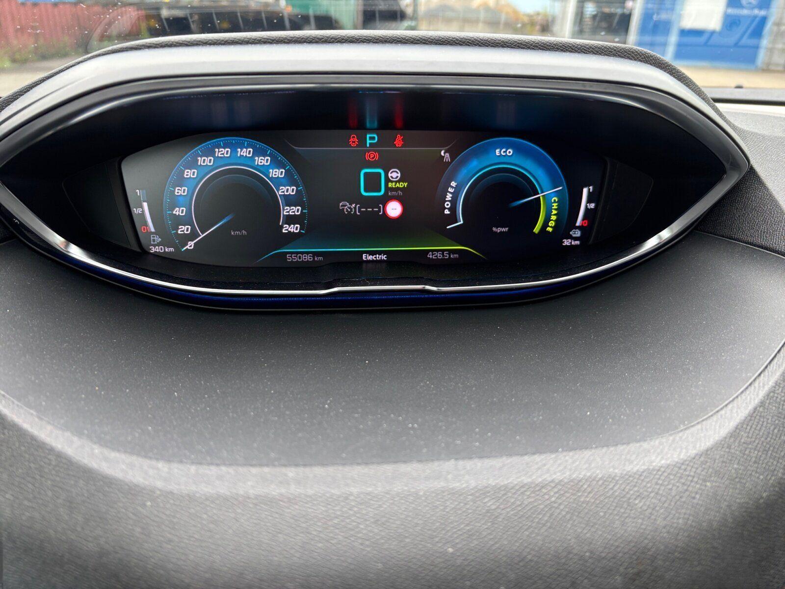 Peugeot 3008 GT ALLRAD PANO+AHK+RFK+MIRROR-SCREEN+NAVIBC