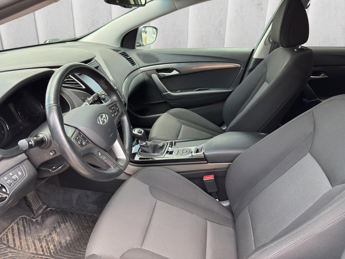 Hyundai i40 Kombi Trend 1.6 i Navi*Sitzhzg*PDC