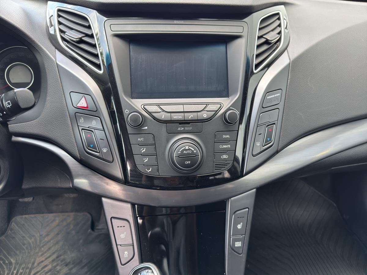 Hyundai i40 Kombi Trend 1.6 i Navi*Sitzhzg*PDC