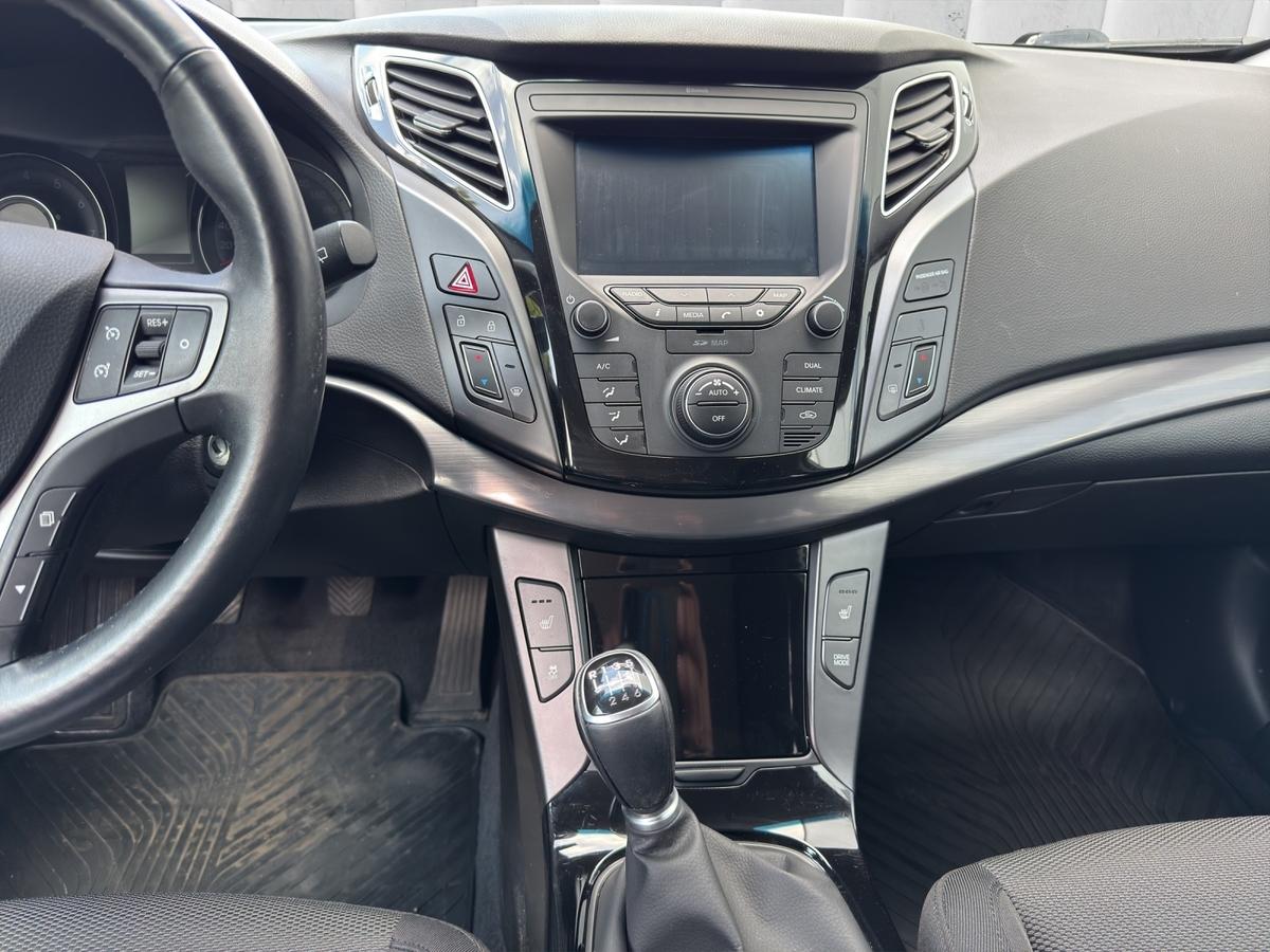 Hyundai i40 Kombi Trend 1.6 i Navi*Sitzhzg*PDC