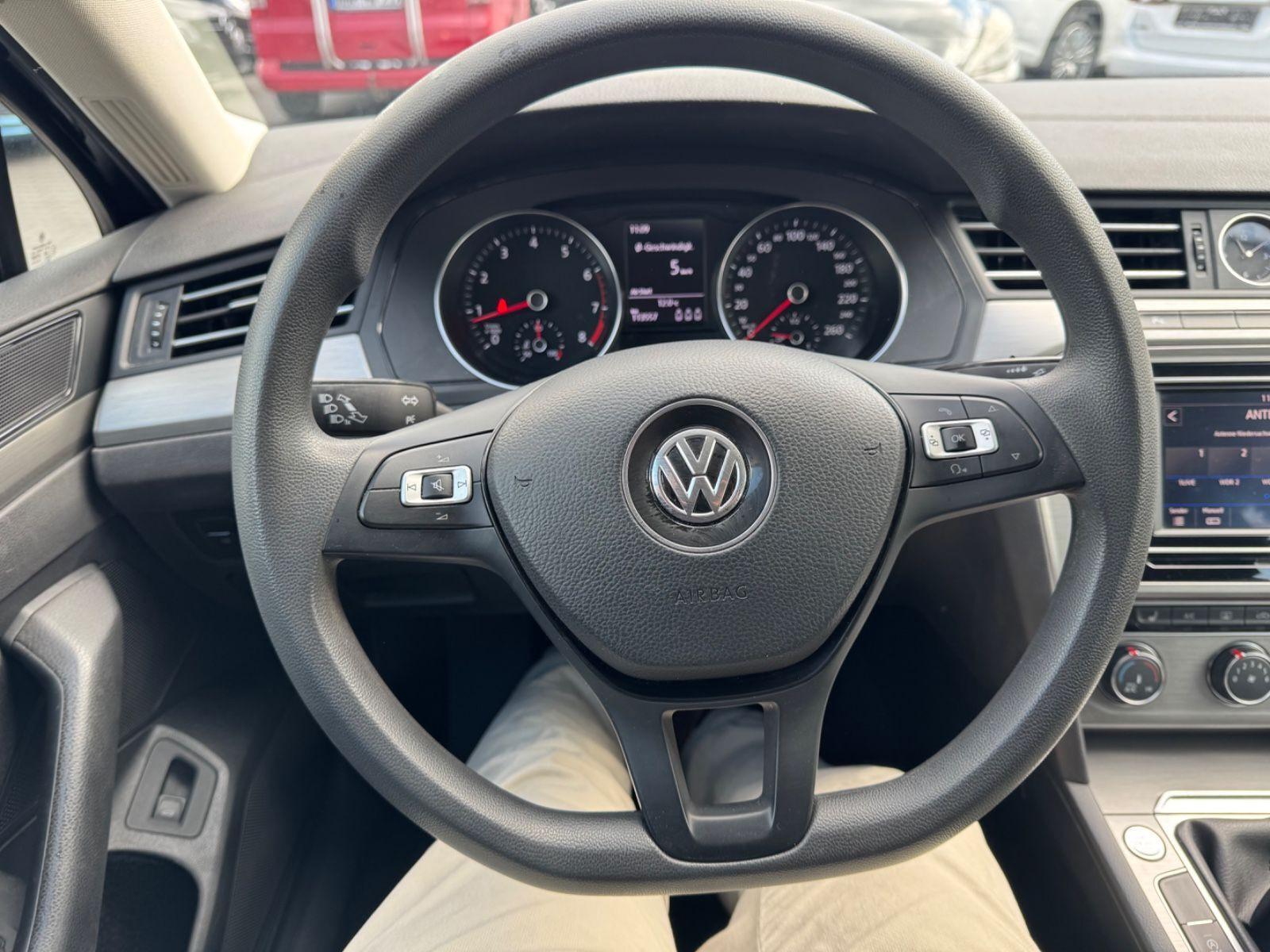 Volkswagen Passat Variant MFL Klima SHZ PDC TOP