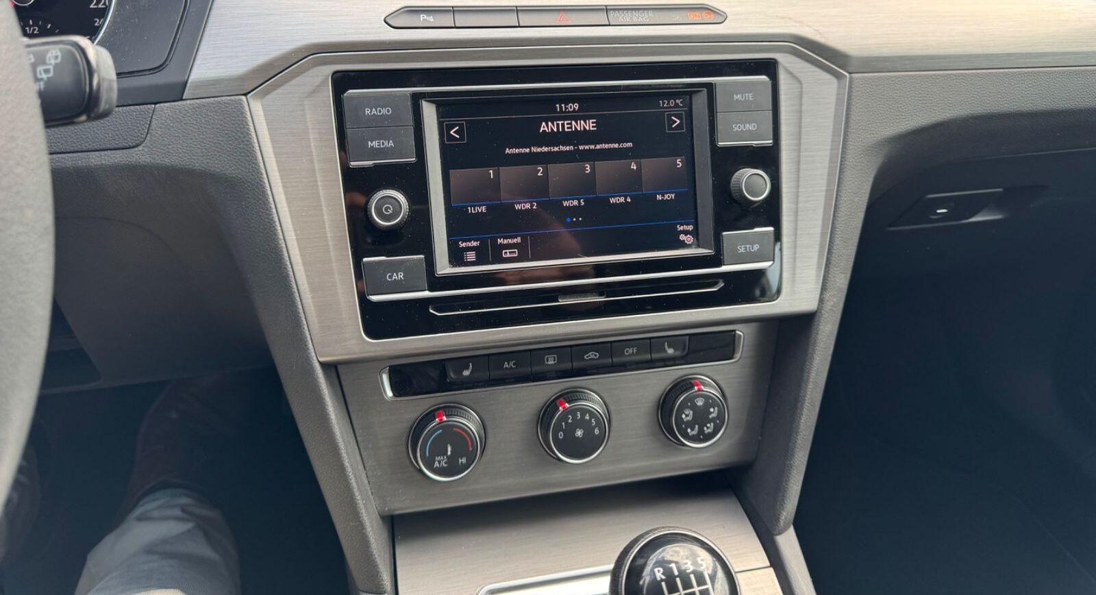 Volkswagen Passat Variant MFL Klima SHZ PDC TOP